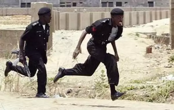 The Fear Of Ebola Is The Beginning Of Wisdom As Policemen Abandons Suspect 